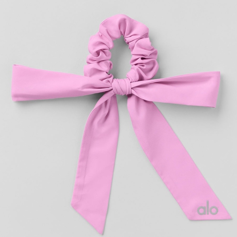 Alo Love Knots Tie Scrunchie NWT Candy Heart Pink